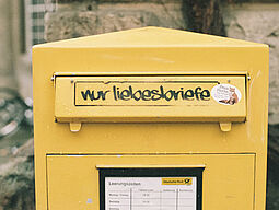 Gelber Postkasten mit Aufschrift "Nur Liebesbriefe" 